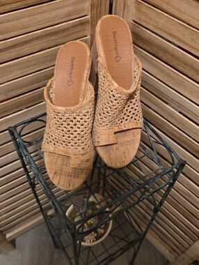 Baretraps 7 Woven Tan Mules Cork Wedge